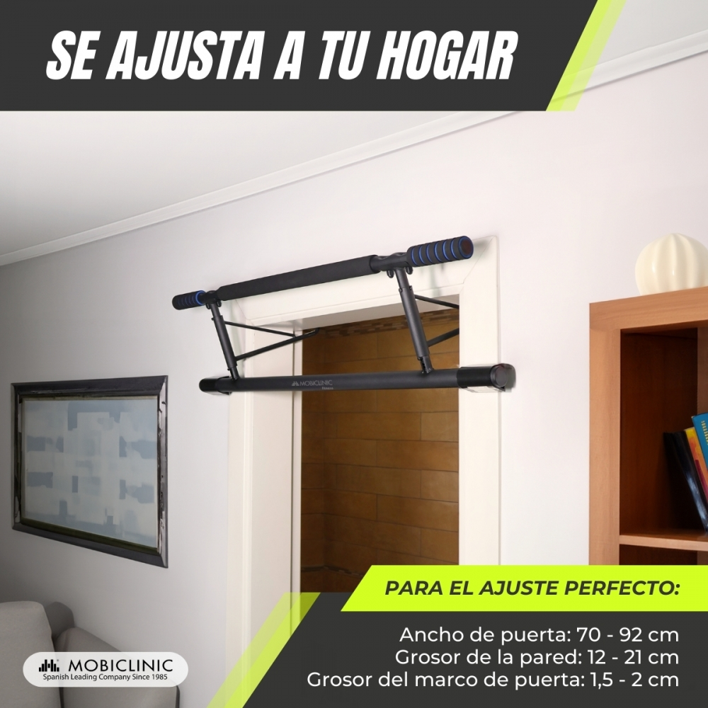 Una barra de dominadas montada en una puerta. Texto dice, 'SE AJUSTA A TU HOGAR' y 'PARA EL AJUSTE PERFECTO:' con dimensiones para instalación.