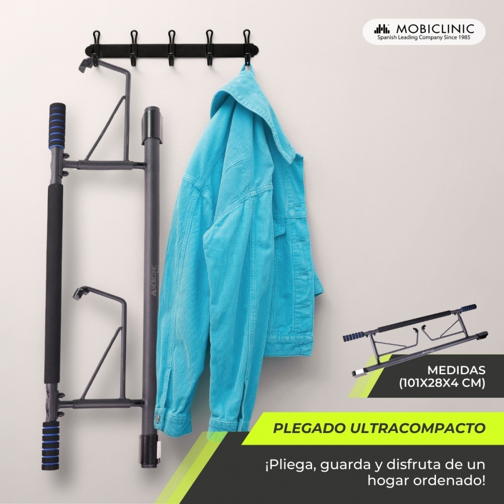 Una barra de dominadas y un perchero con una chaqueta azul colgando, contra una pared blanca. Se muestran las dimensiones.