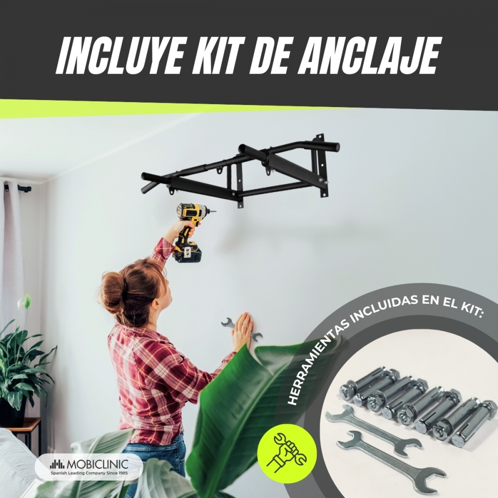 Una mujer instala una barra de dominadas en una pared blanca, se muestran herramientas y kit. El texto incluye 'INCLUYE KIT DE ANCLAJE' y 'HERRAMIENTAS'.
