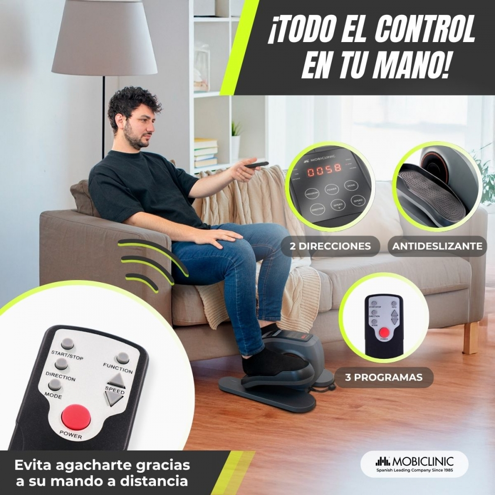 Hombre usando un mando a distancia para controlar un ejercitador de pies. El texto resalta características y la marca. Sofá y suelo visibles.