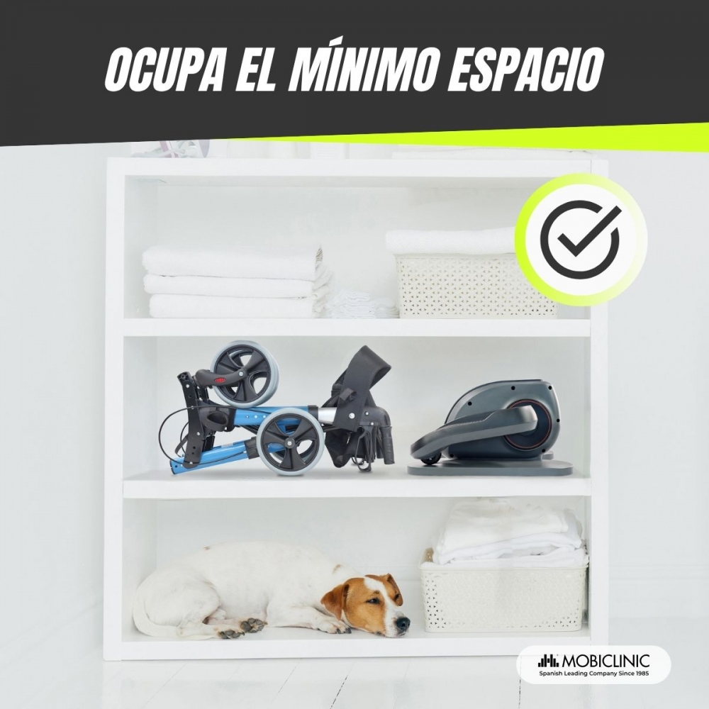 Un estante blanco con equipo médico plegado, toallas blancas y un perro. Arriba dice 'OCUPA EL MÍNIMO ESPACIO'.