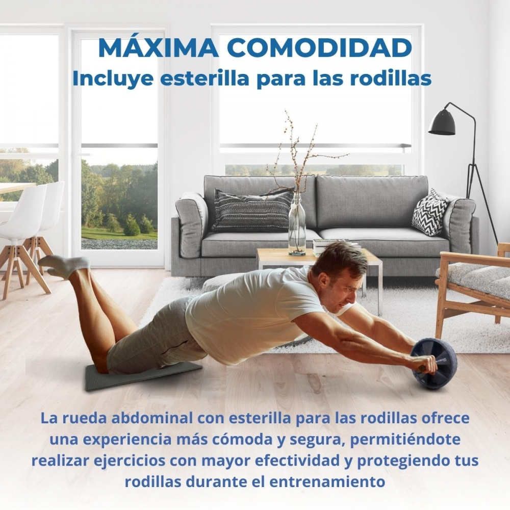 Hombre haciendo ejercicio con una rueda abdominal sobre una esterilla. Sofá gris, ventana y silla al fondo.