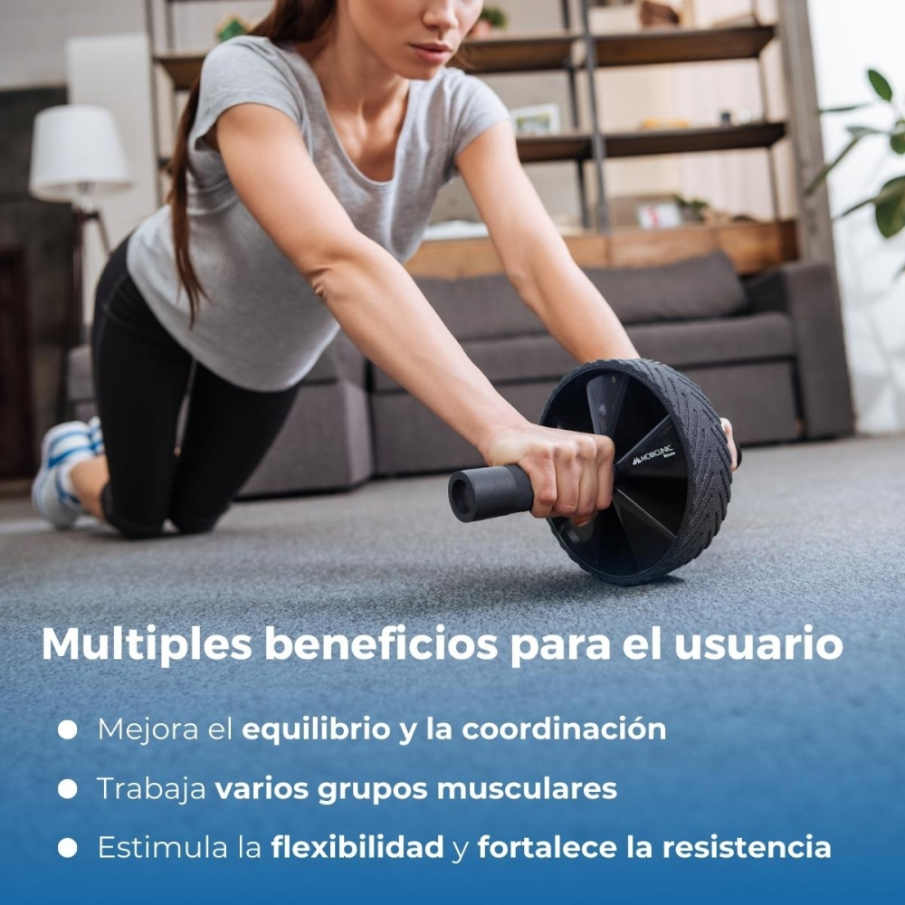 Una mujer se ejercita con una rueda abdominal en una alfombra. Usa camiseta gris y pantalones negros. El texto menciona beneficios.