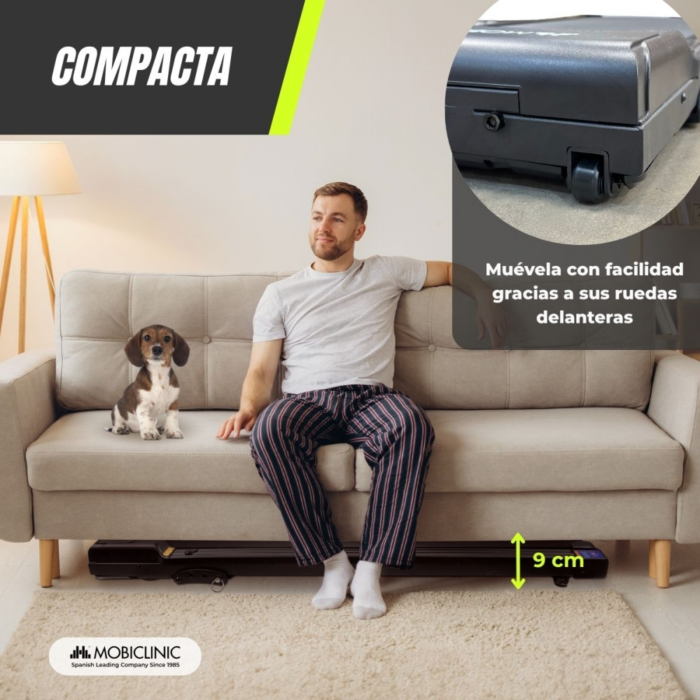 Un hombre sentado en un sofá con un perro pequeño. Una cinta de correr debajo del sofá. El texto menciona ruedas y compacidad.
