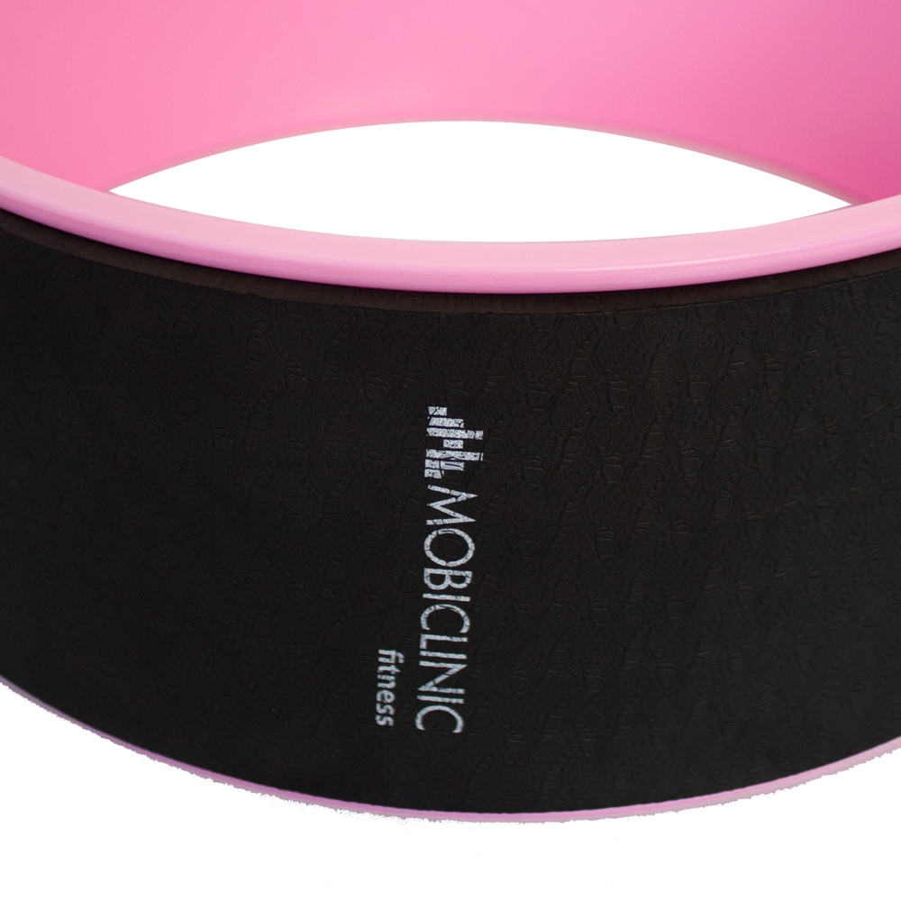 Vista de cerca de una rueda de fitness rosa y negra. La rueda tiene un anillo exterior rosa, un interior negro texturizado y el nombre de la marca.
