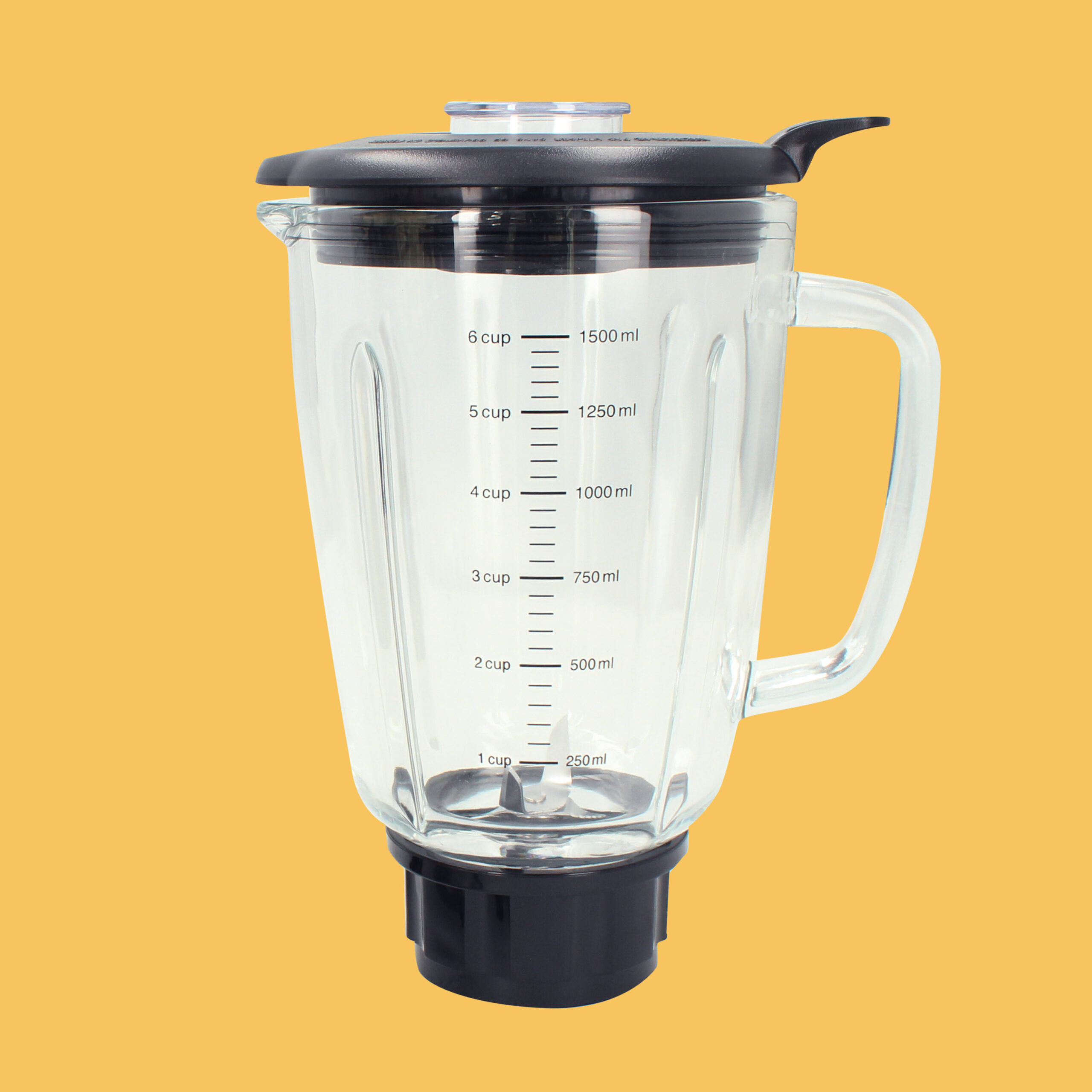 Ein klarer Glas-Mixerbehälter mit schwarzem Deckel und Griff auf gelbem Hintergrund.