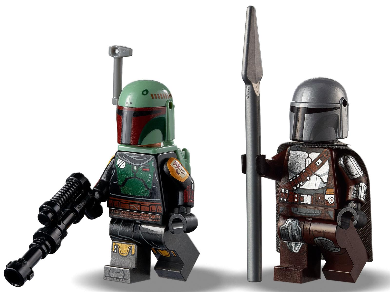Due personaggi Lego Star Wars: Boba Fett con un blaster e The Mandalorian con una lancia. Entrambi su sfondo bianco.