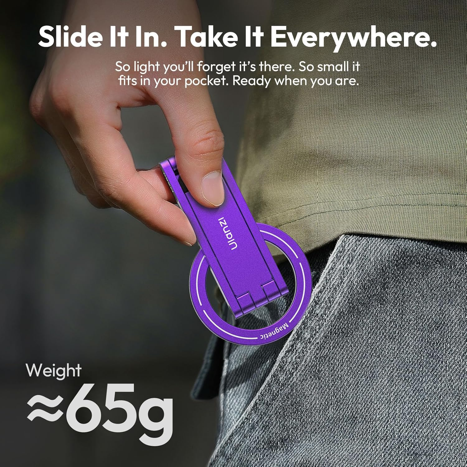 Una persona tiene un supporto per telefono viola. Testo: 'Slide it In. Take it Everywhere.' e 'Weight ≈65g'.