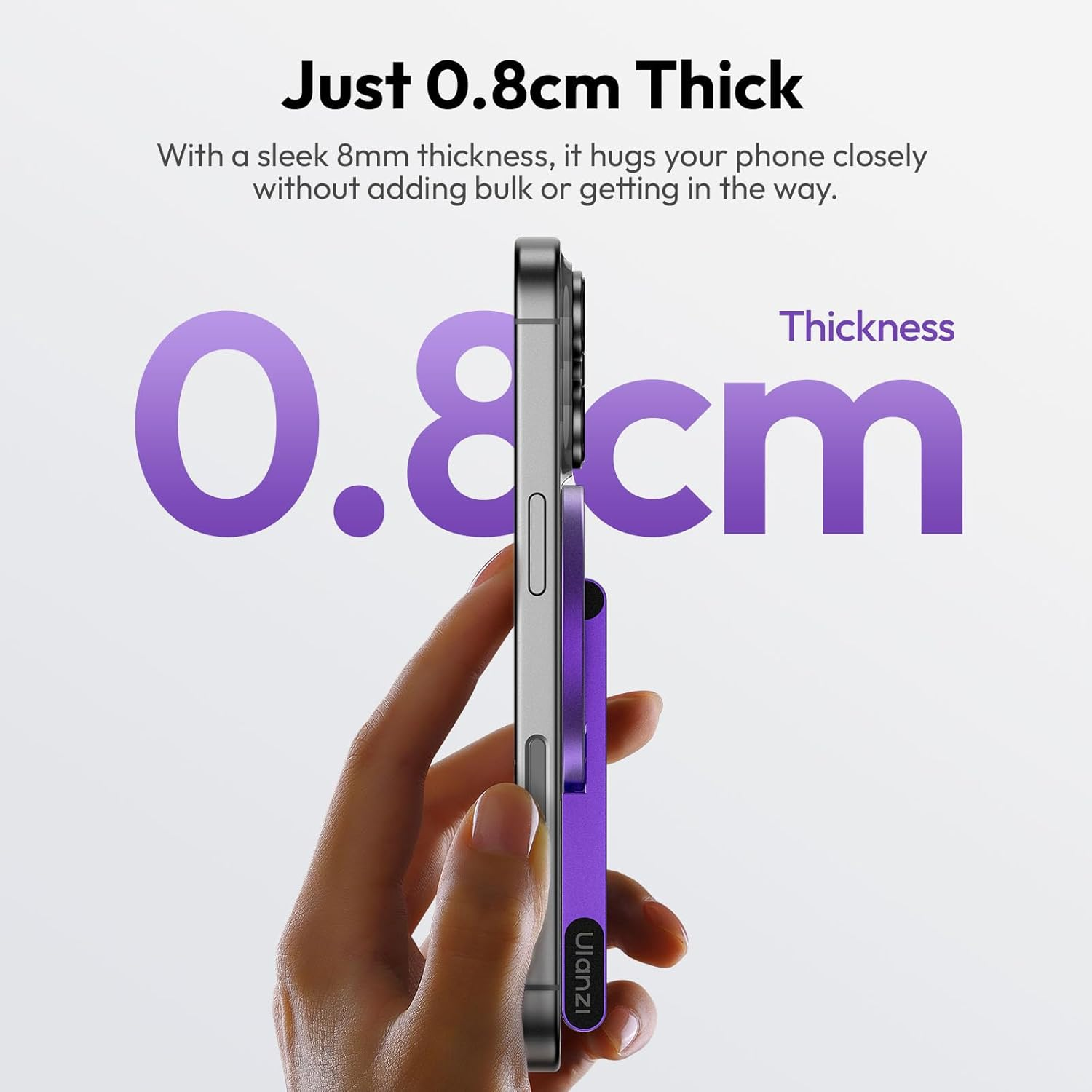 Una mano tiene un telefono con una custodia viola. Il testo dice 'Solo 0,8 cm di spessore'. Il numero 0,8 cm è in grandi lettere viola.