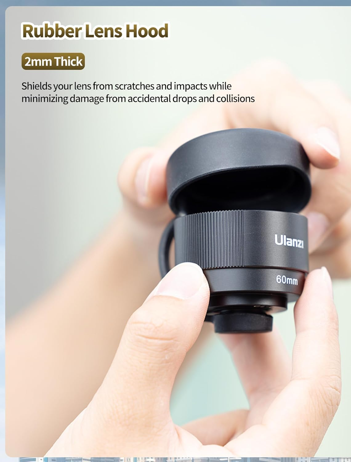 Una persona che tiene un paraluce nero. Il paraluce ha il marchio Ulanzi e indica 60 mm. Il testo 'Rubber Lens Hood' è sopra.