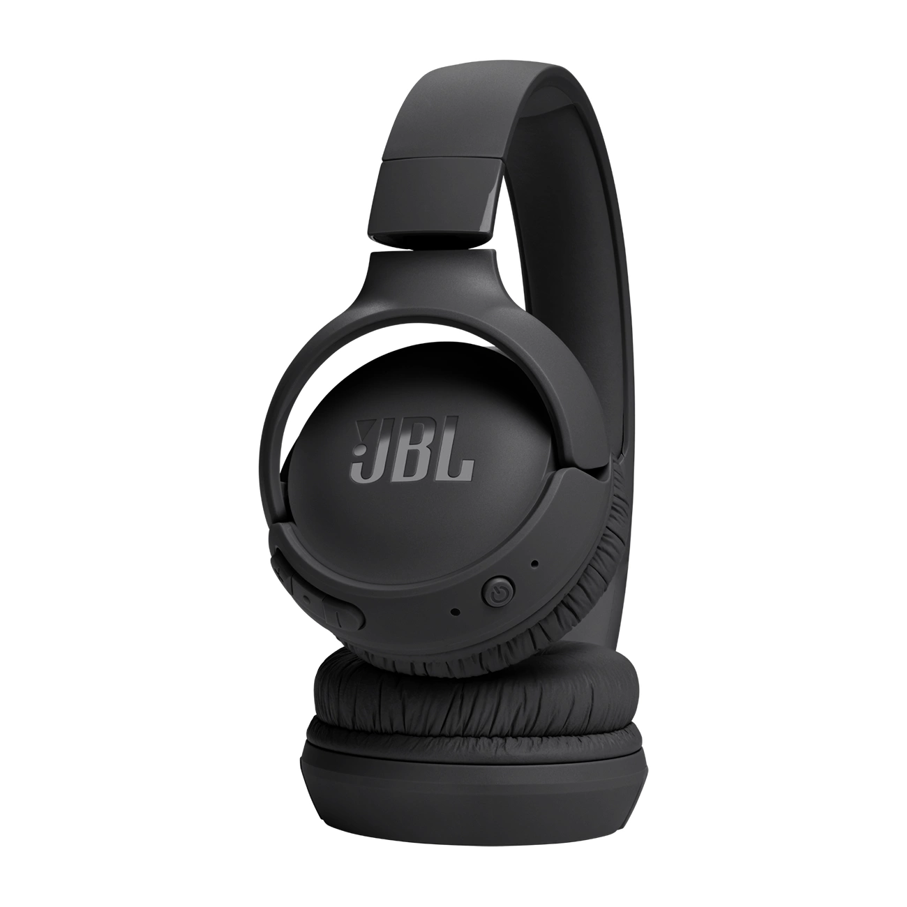 Ein schwarzer JBL-Kopfhörer, nach links abgewinkelt. Das Logo ist auf der Ohrmuschel sichtbar. Der Kopfhörer befindet sich auf weißem Hintergrund.