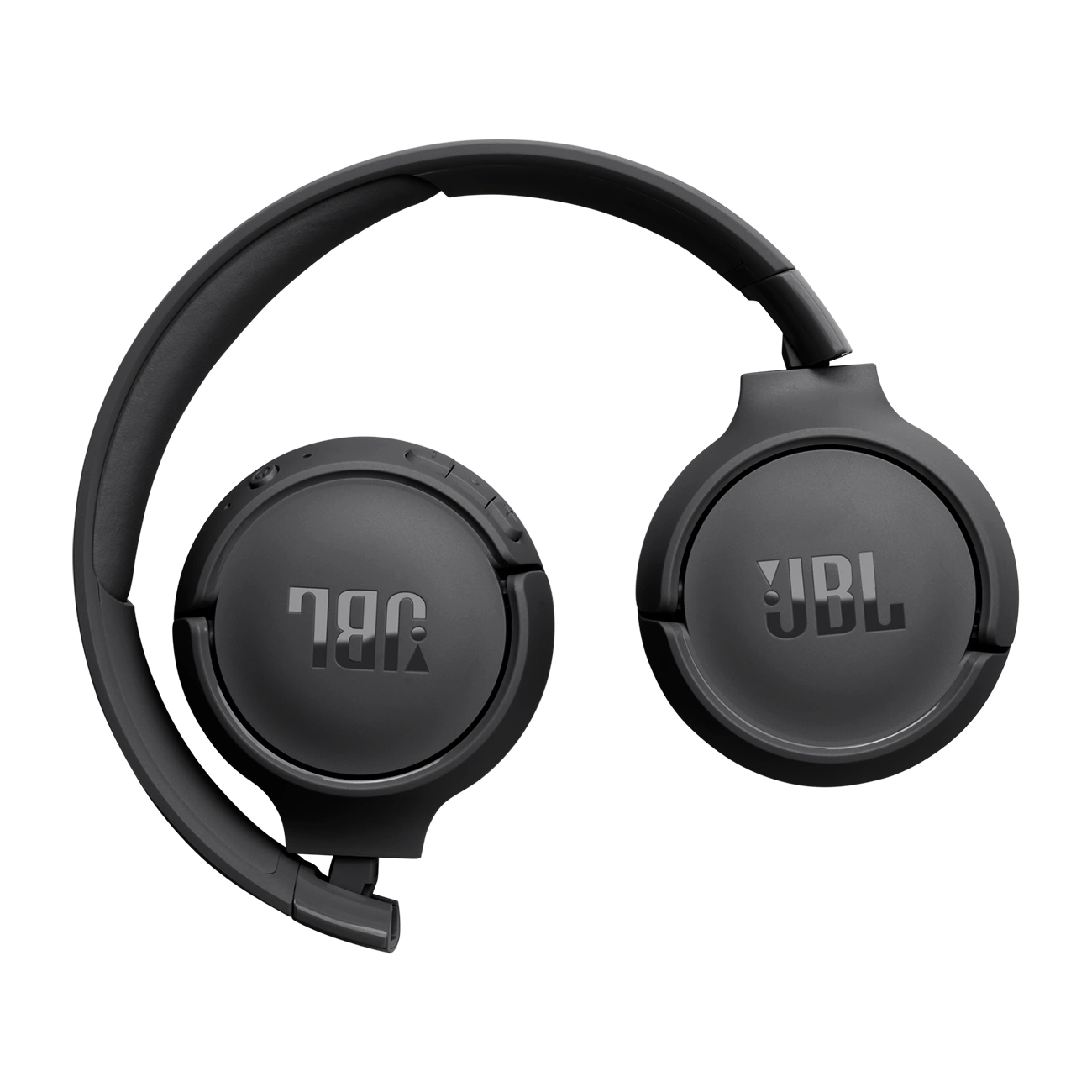 Schwarzer JBL-Kopfhörer, zusammengeklappt. Runde Ohrmuscheln mit JBL-Logo. Der Kopfbügel ist gebogen. Auf weißem Hintergrund isoliert.
