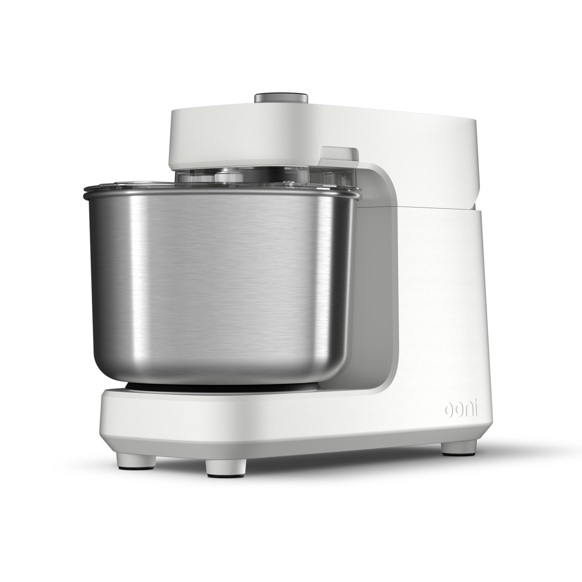 Ein weißer Küchenmixer mit einer Edelstahlschüssel auf schwarzem Hintergrund. Der Markenname 'ooni' ist sichtbar.