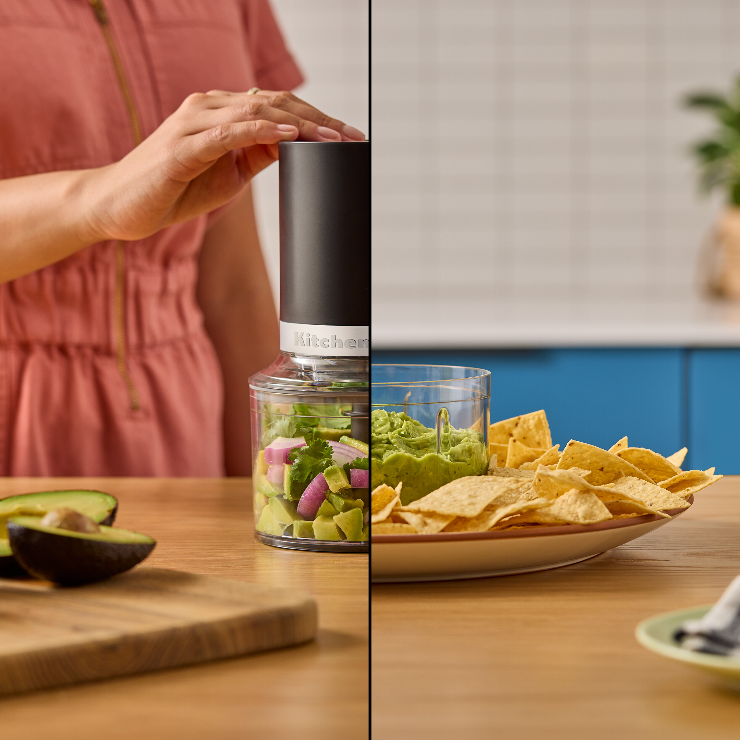 Eine Person macht Guacamole. Avocados, Zwiebeln und Koriander in einem Zerkleinerer und Chips mit Guacamole.