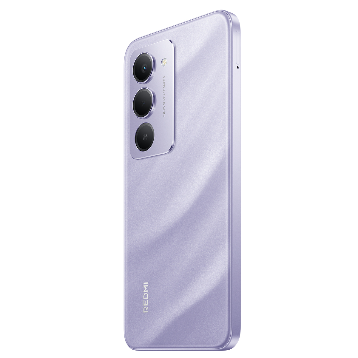 Arka tarafında üç kamerası olan mor bir Redmi telefon. Telefon hafif açılı duruyor.