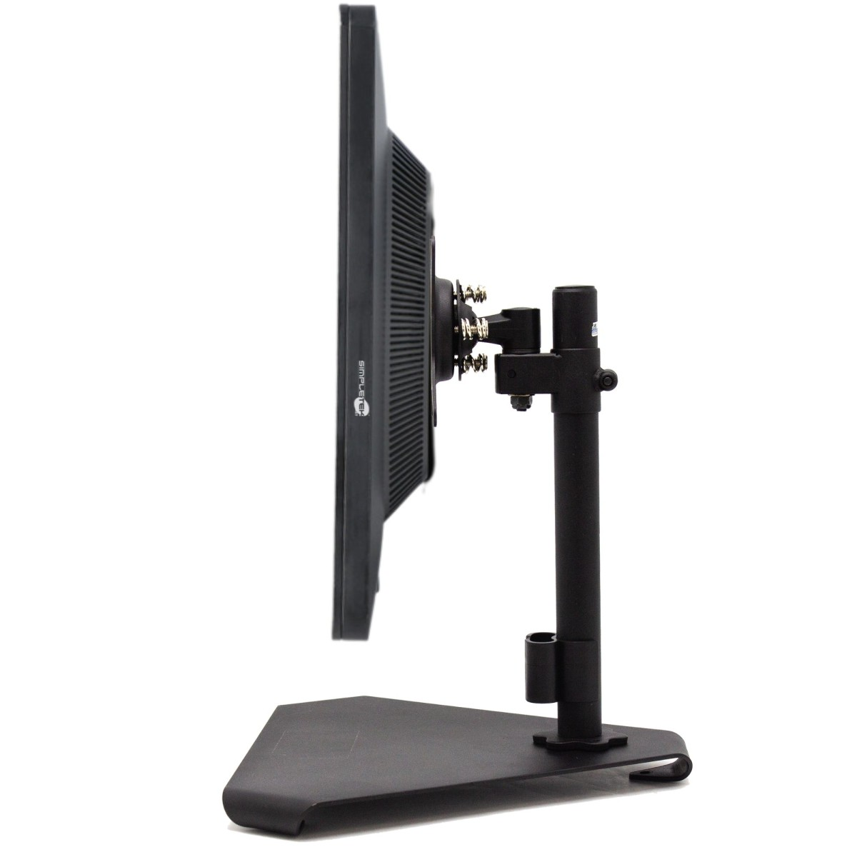 Vista laterale di un monitor per computer nero montato su un supporto nero. Il monitor ha il marchio SimpleTech.