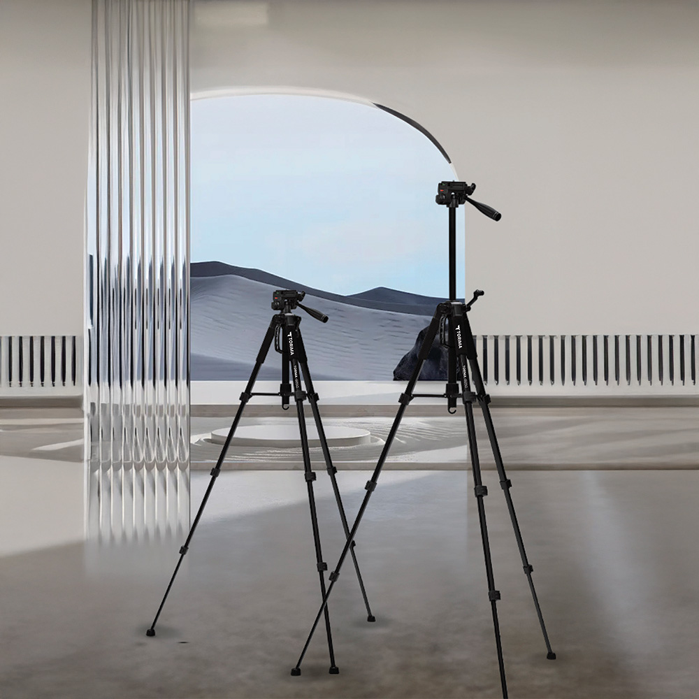 Parlak zeminde iki siyah tripod duruyor. Büyük bir pencere çöl manzarasını gösteriyor. Solda yansıtıcı bir panel var.
