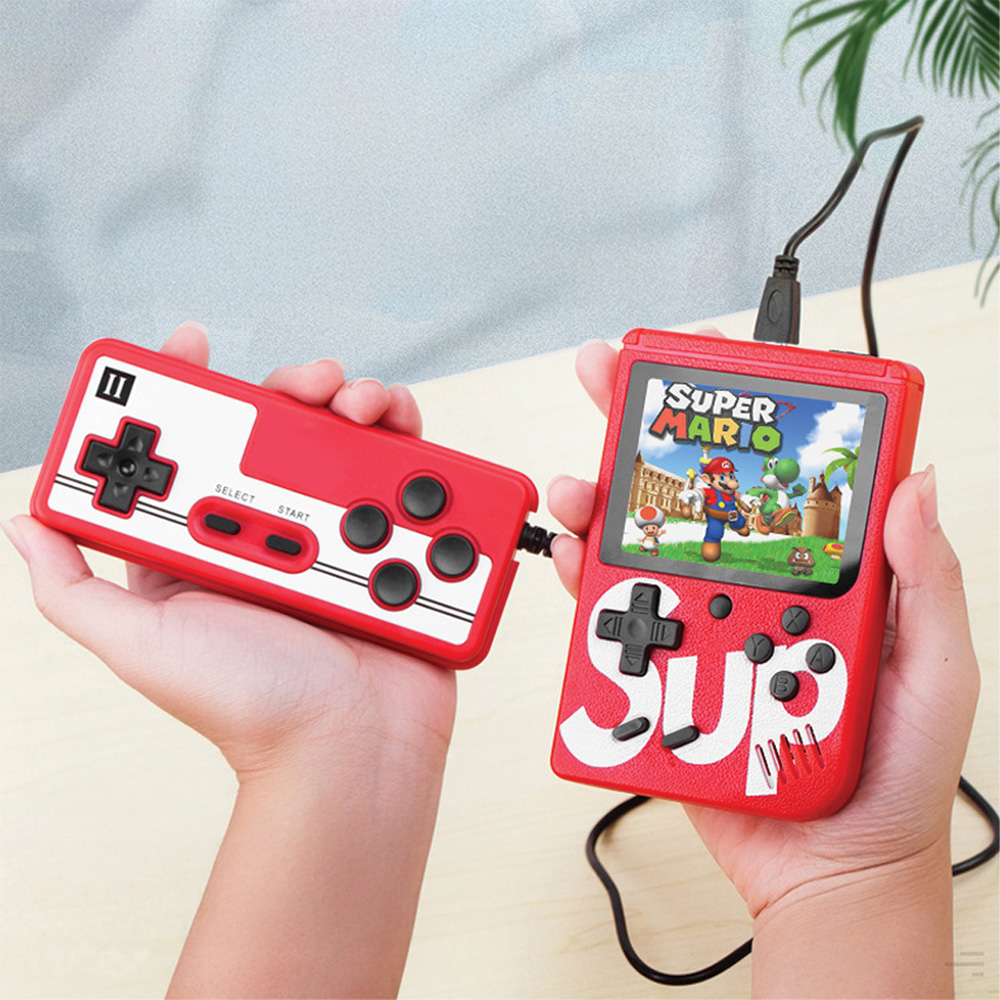 Bir kişi Super Mario oynayan kırmızı bir el tipi oyun konsolu tutuyor. Konsolun ayrı bir kırmızı kontrolcüsü var.