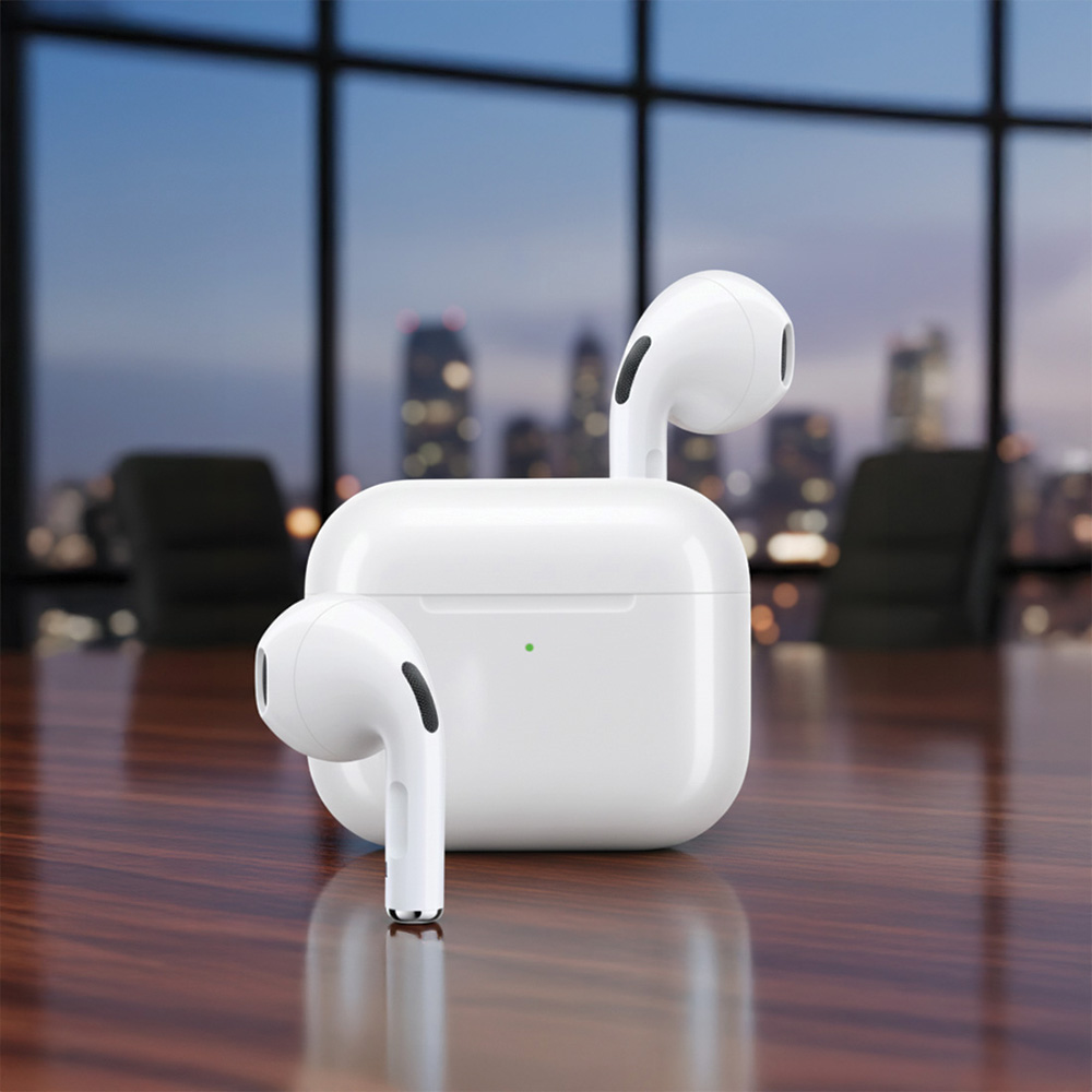 Ahşap bir masa üzerinde iki kulaklıklı beyaz AirPods Pro çantası. Arka planda şehir ışıkları ve ofis sandalyeleri.