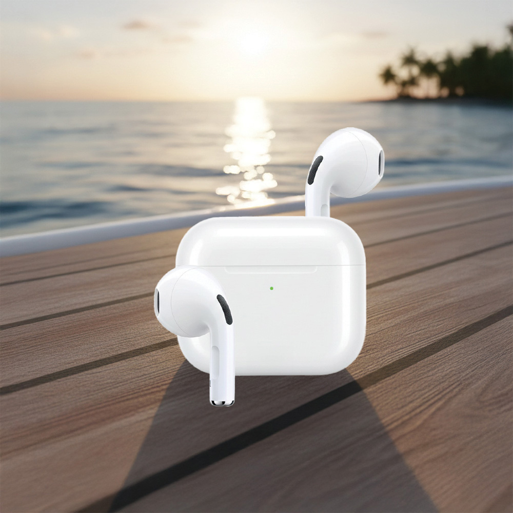 Beyaz AirPods ve şarj kutusu ahşap bir yüzeyde, arka planda deniz ve gün batımı.