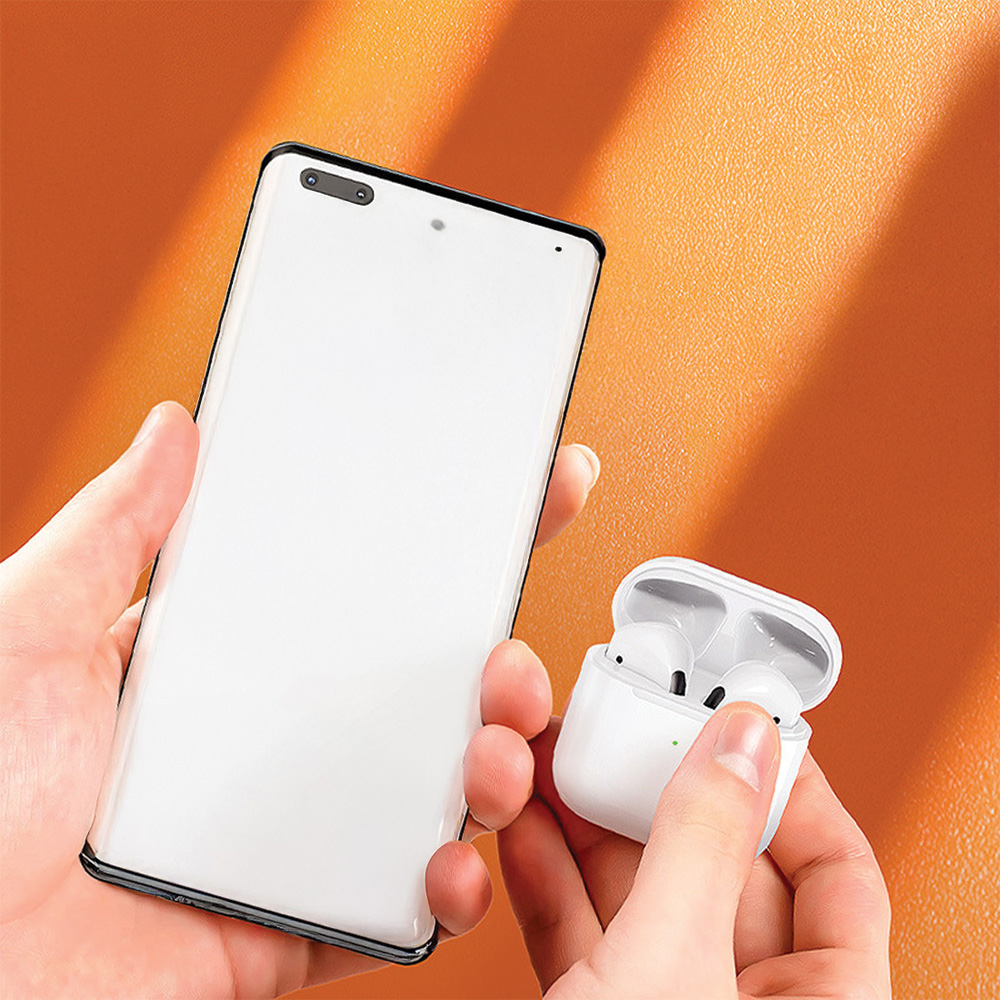 Bir el beyaz bir akıllı telefon tutuyor, diğeri ise kulaklıklı beyaz bir kulaklık kutusu tutuyor. Arka plan turuncu.