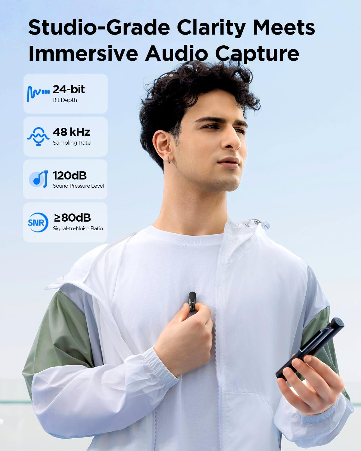 Un hombre sostiene un micrófono negro. El texto incluye 'Claridad de calidad de estudio' y especificaciones de audio: 24 bits, 48 kHz, 120dB y ≥80dB SNR.