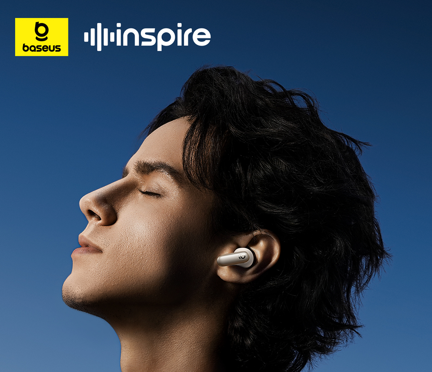 Ein Mann mit geschlossenen Augen trägt weiße Ohrhörer. Baseus-Logo und Text 'inspire' sind vor blauem Himmel zu sehen.