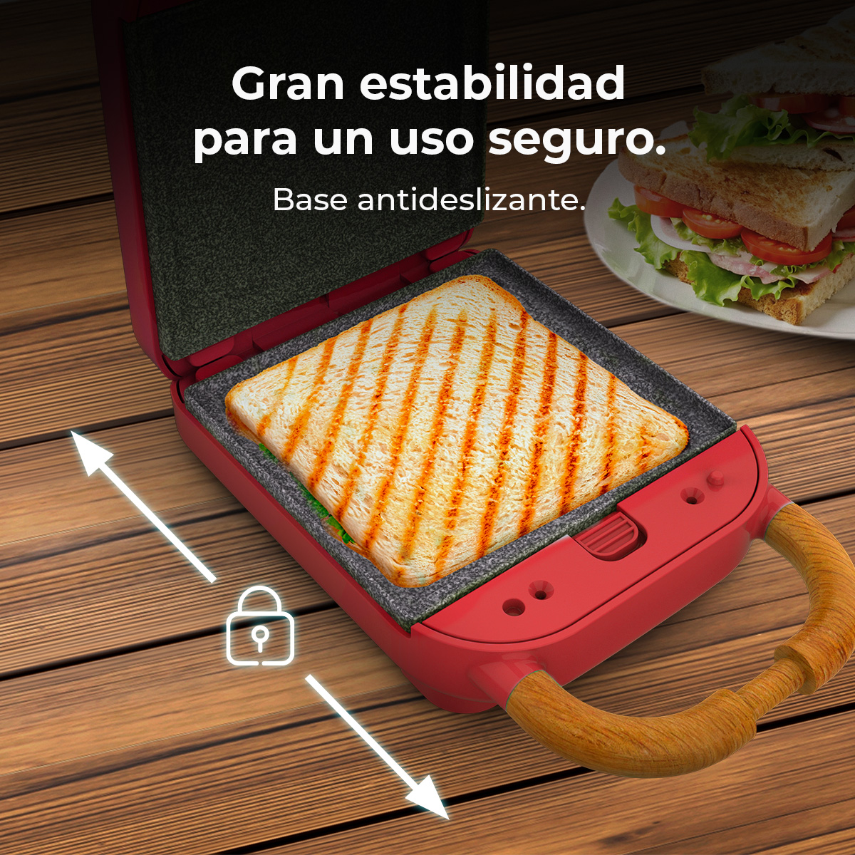 Macchina per sandwich rossa con sandwich grigliato, manico in legno e sfondo tavolo in legno. Un sandwich è su un piatto.