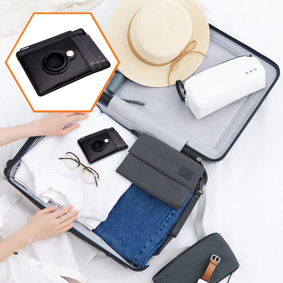 Offener Koffer mit Kleidung, Hut und Taschen. Ein geldbörsenähnliches Gerät wird hervorgehoben. Hände sind in der Nähe des Koffers.