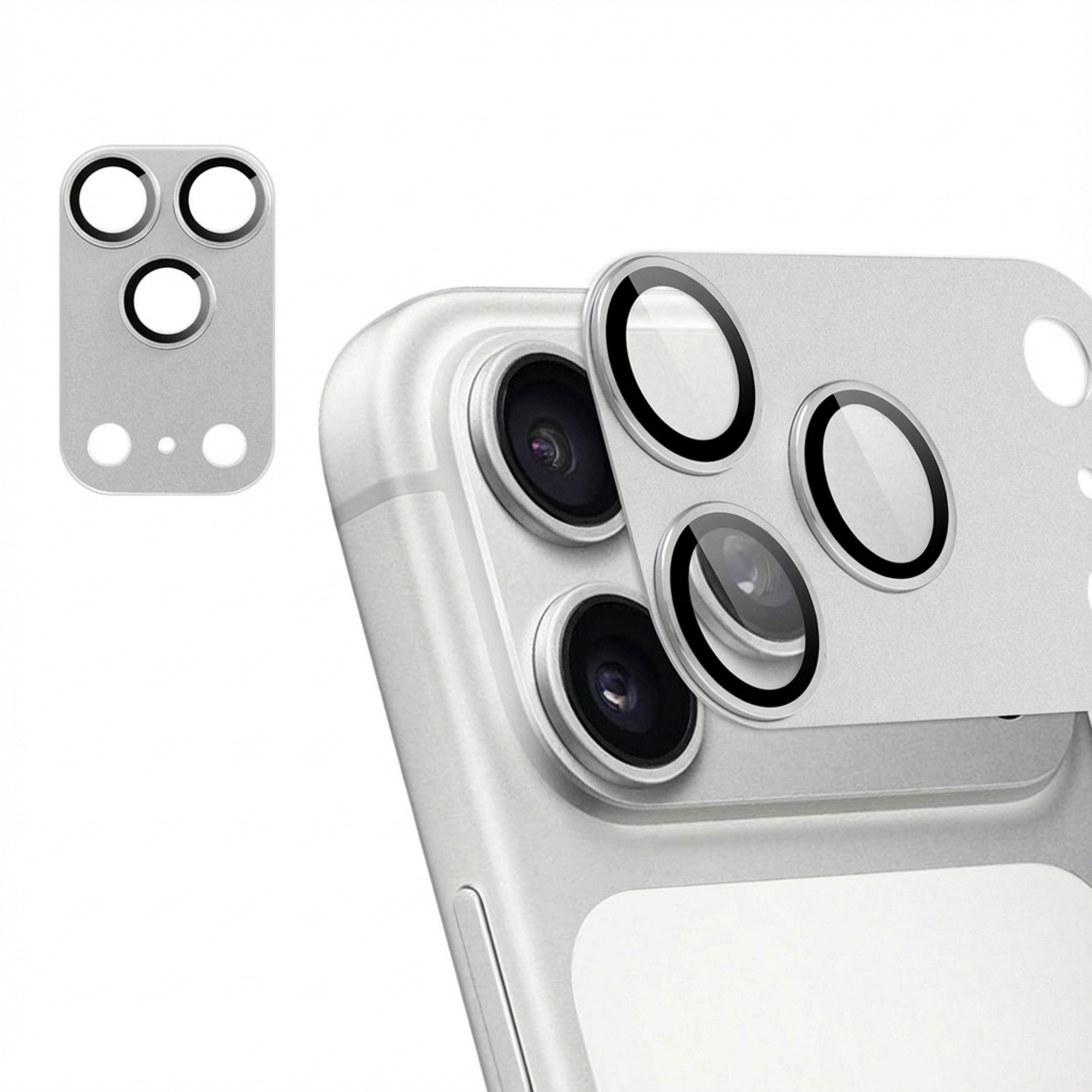 Zilveren lensbeschermer voor telefooncamera met drie lensuitsparingen. Een telefoon is gedeeltelijk zichtbaar.