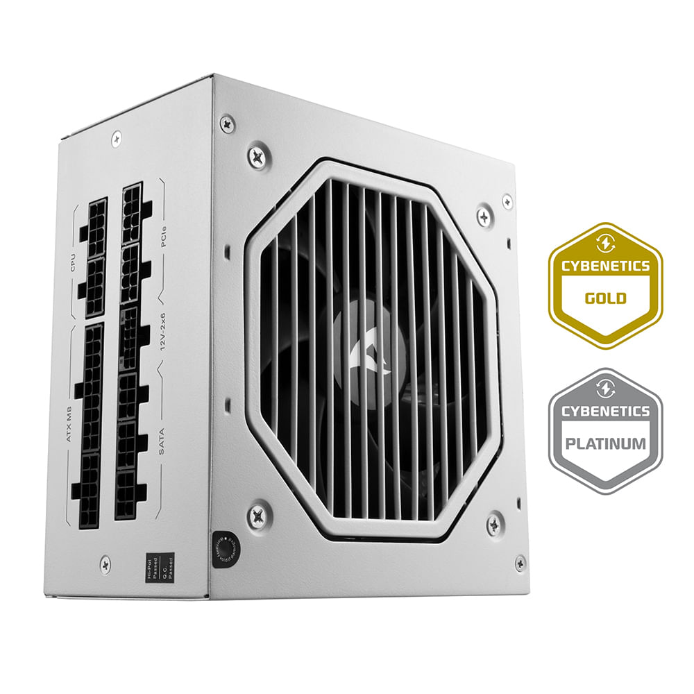 Un alimentatore bianco con connettori etichettati ATX, SATA, PCle e altri. Due distintivi Cybenetics: Oro e Platino.