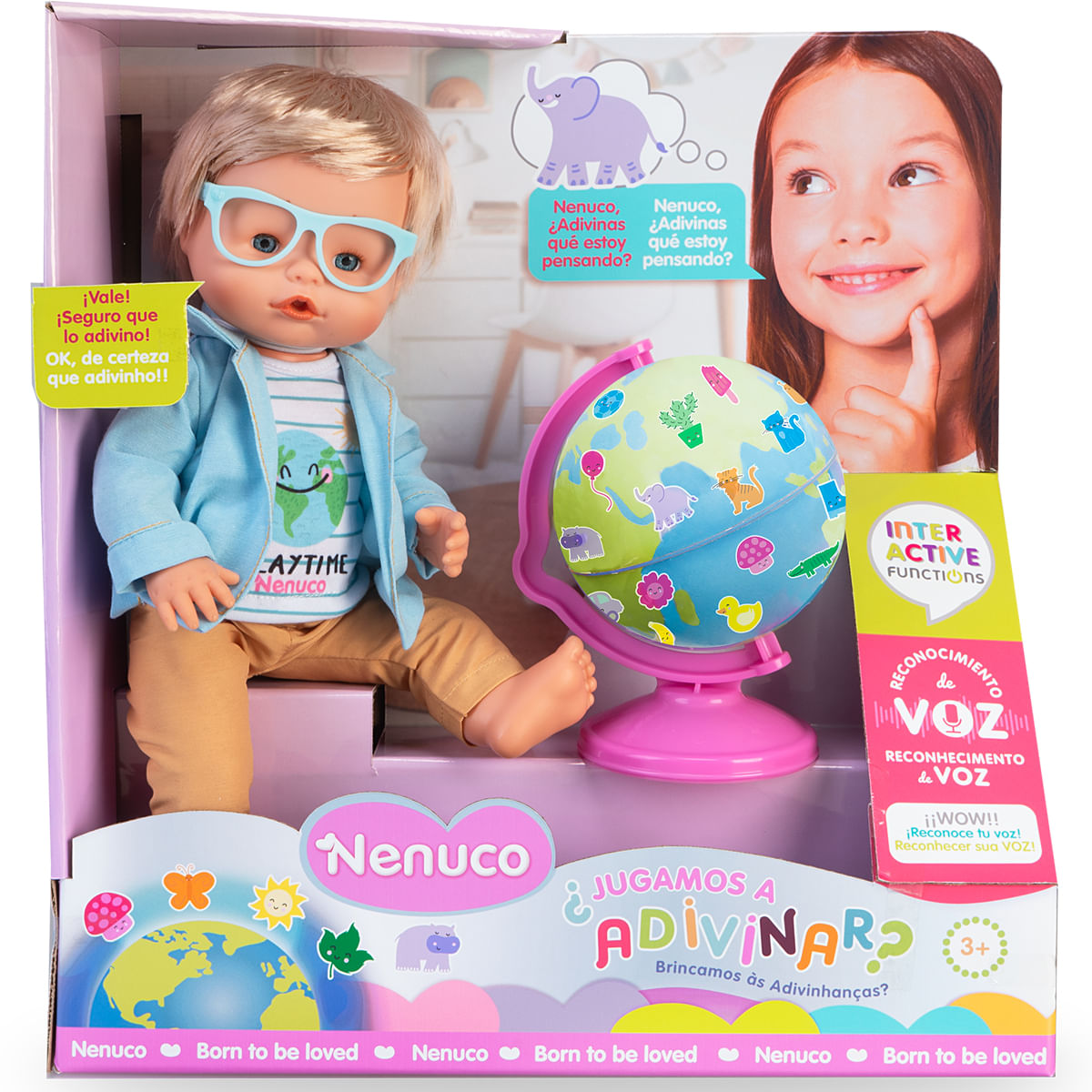 Una muñeca con gafas y chaqueta azul está junto a un globo terráqueo. Una chica sonríe al fondo. La caja es rosa y blanca.
