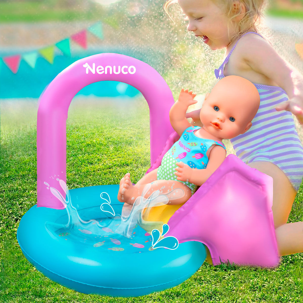 Una niña juega con una muñeca en una piscina inflable de Nenuco. La muñeca está en un tobogán rosa. El agua salpica en el fondo.