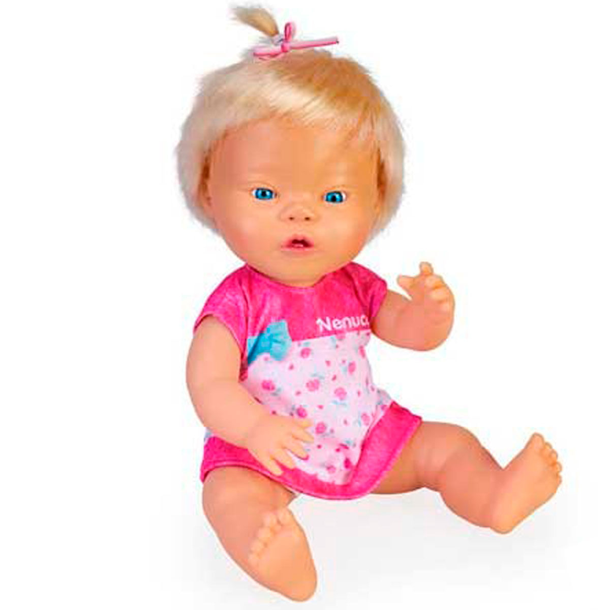 Una muñeca con pelo rubio, ojos azules y un vestido rosa. La muñeca está sentada sobre un fondo blanco.