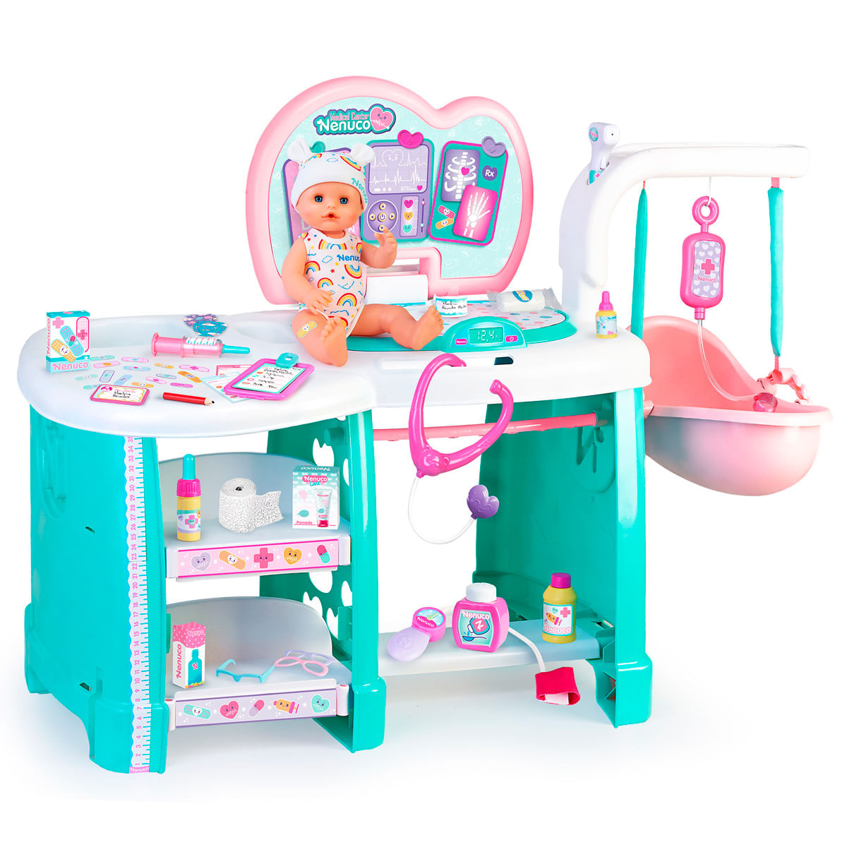 Un centro médico de juguete con muñeca, estetoscopio y herramientas médicas. El set incluye bañera para bebé y estanterías con suministros.