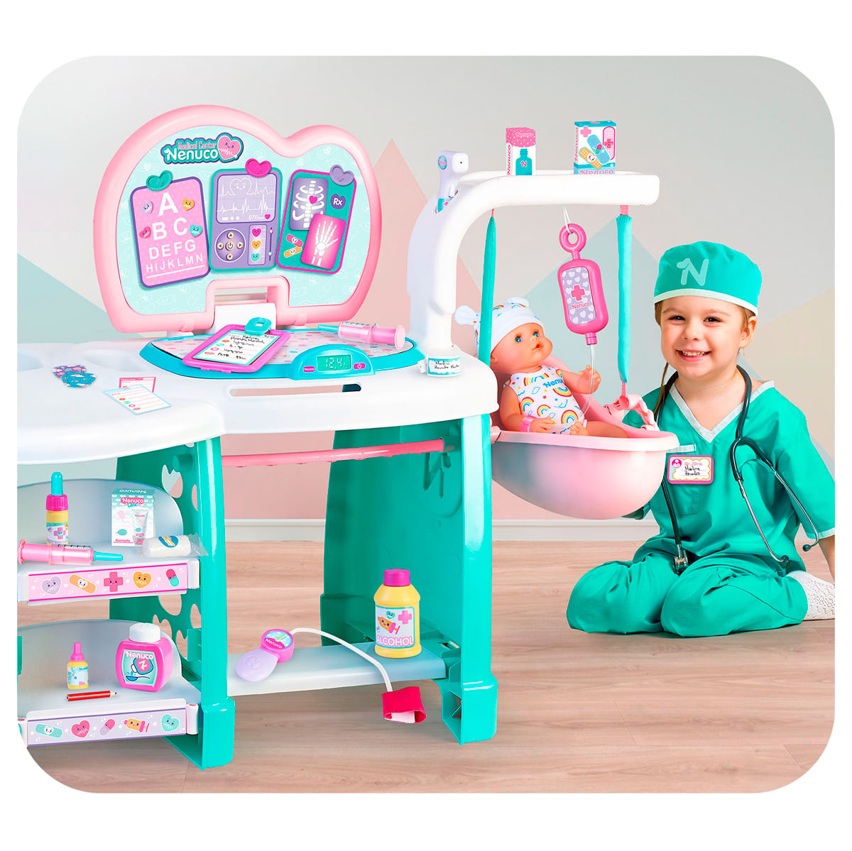 Una niña vestida de doctora juega con un juego médico de juguete, que incluye una muñeca, herramientas médicas y una estación médica.