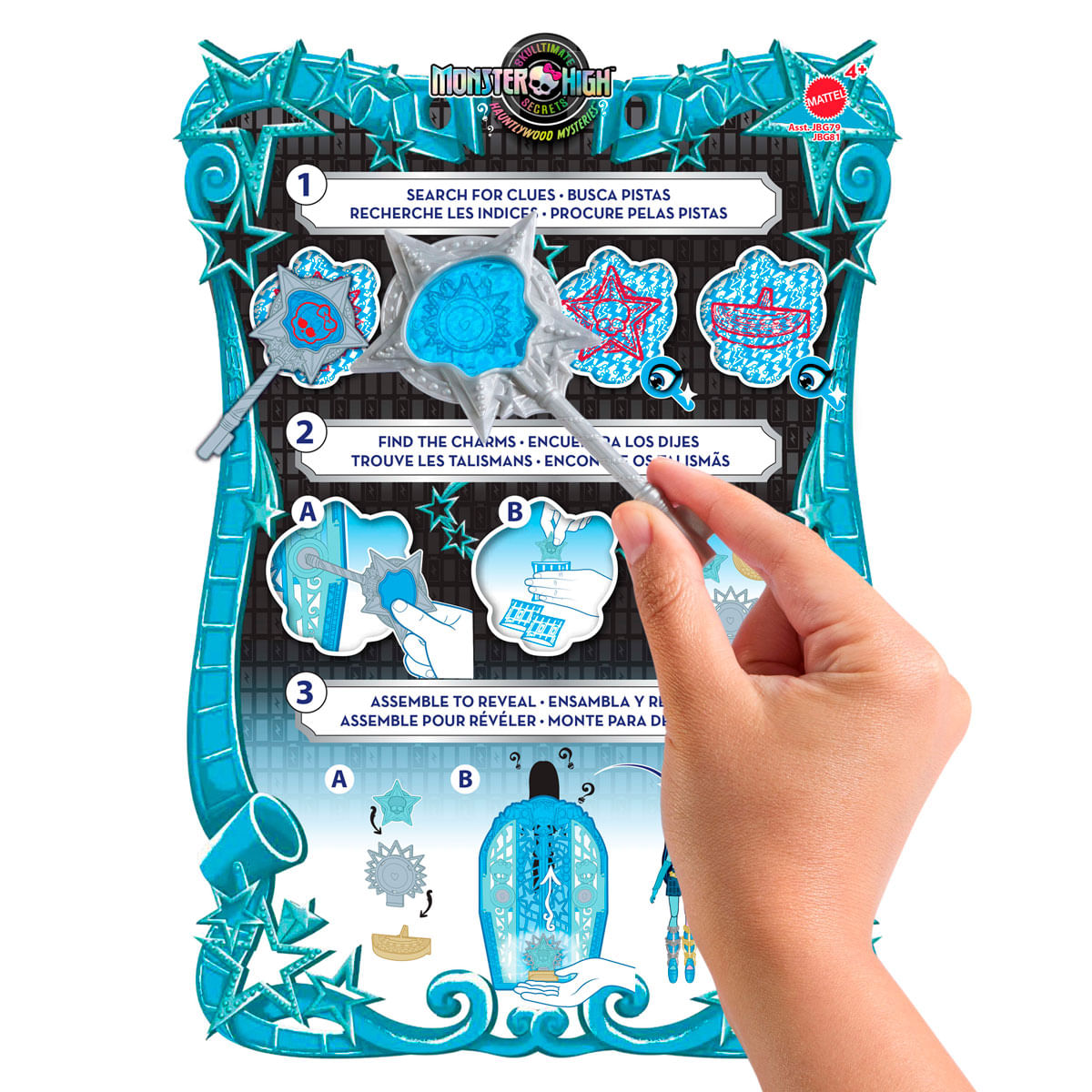 Una mano sostiene una herramienta plateada sobre un tablero. El tablero muestra pasos con amuletos y un tema de Monster High.
