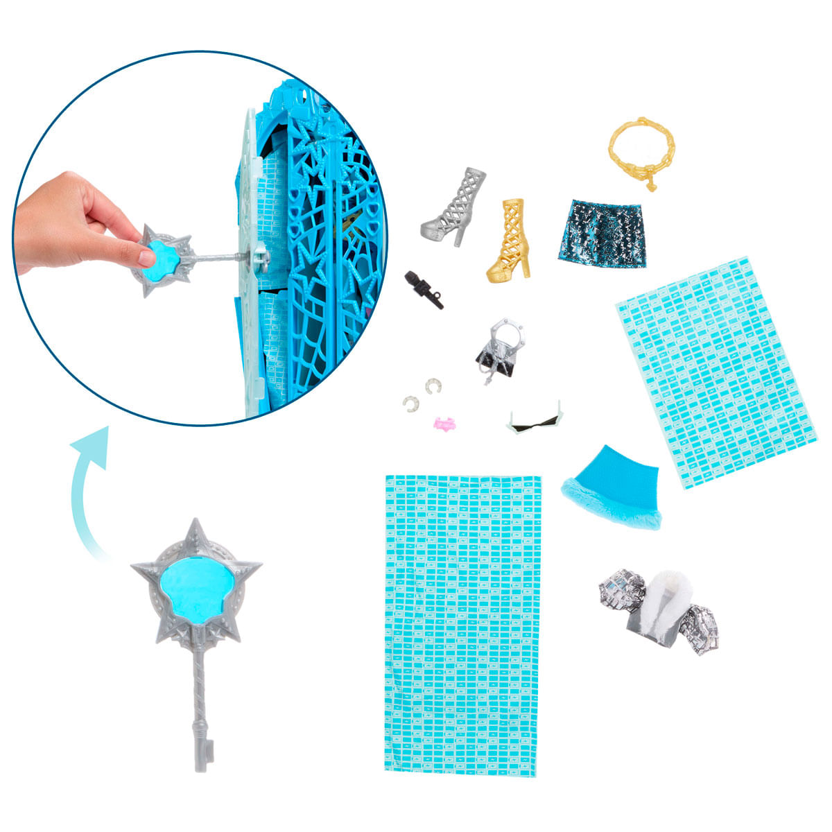 Una mano inserta una llave en forma de estrella en un castillo azul. Accesorios como zapatos, collar y falda lo rodean sobre fondo blanco.