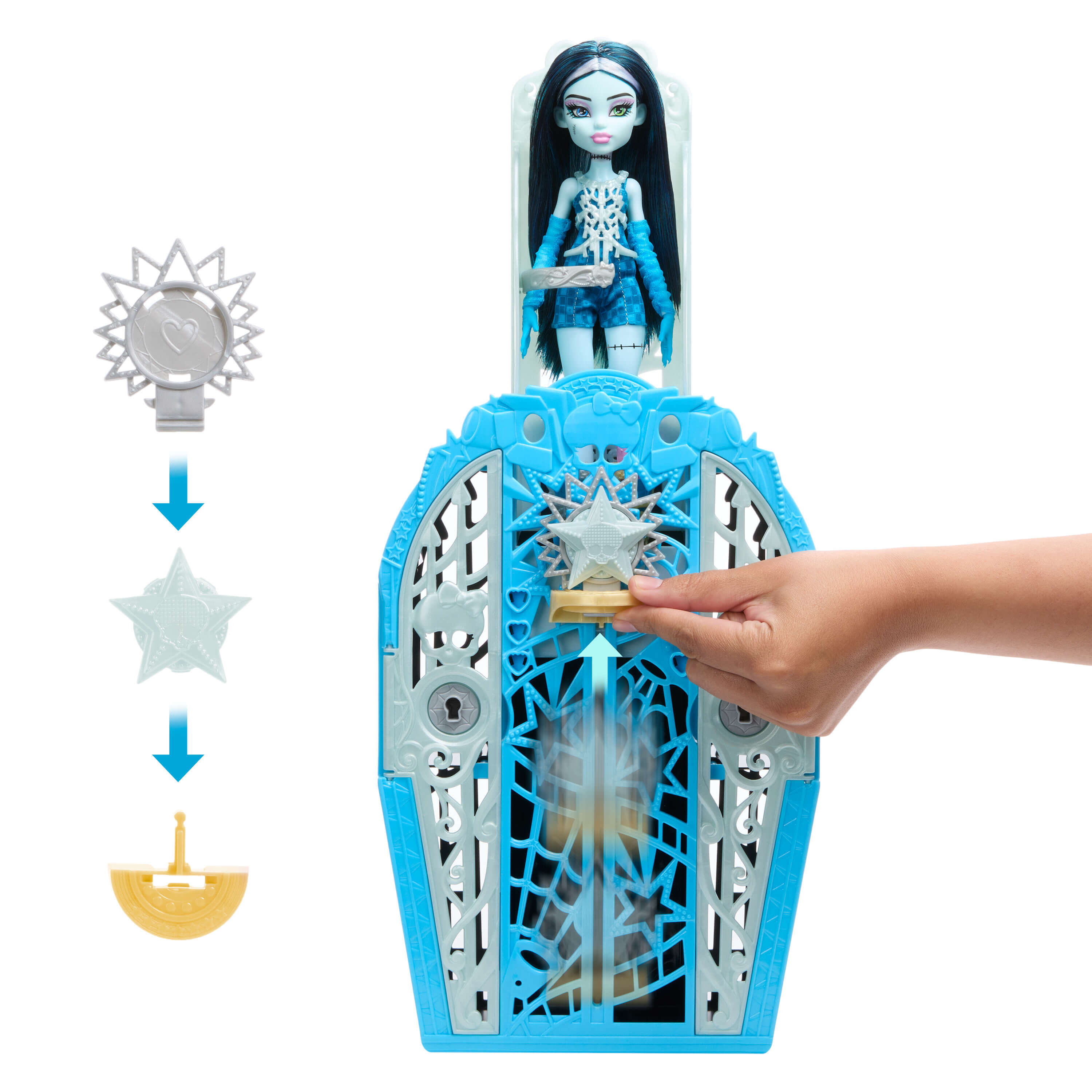 Una muñeca está encima de un juguete de jaula azul. Una mano interactúa con una pieza en forma de estrella. Otras piezas de juguete se muestran abajo.