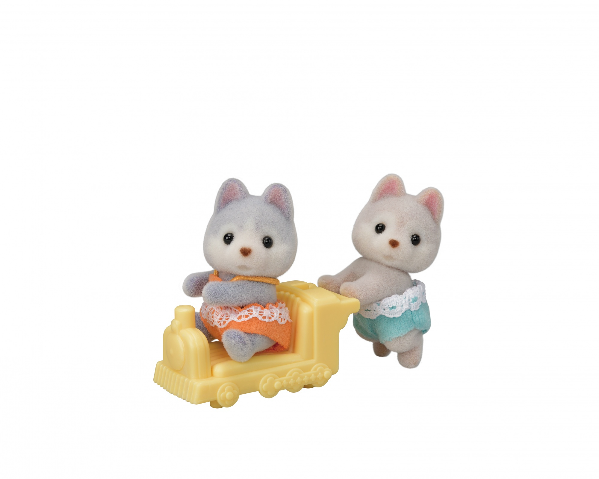 Zwei Spielzeugtierfiguren, eine sitzt in einem gelben Zug, die andere schiebt ihn. Beide Figuren tragen bunte Outfits.