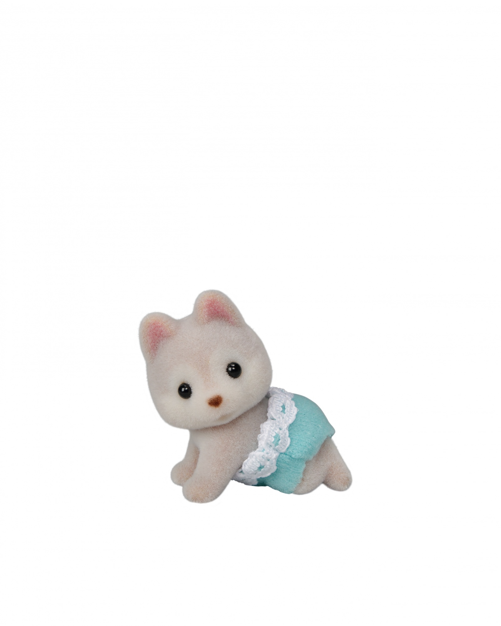 Ein Baby-Katzen-Spielzeug krabbelt. Es trägt eine blaue Windel mit weißer Spitze. Der Hintergrund ist weiß.