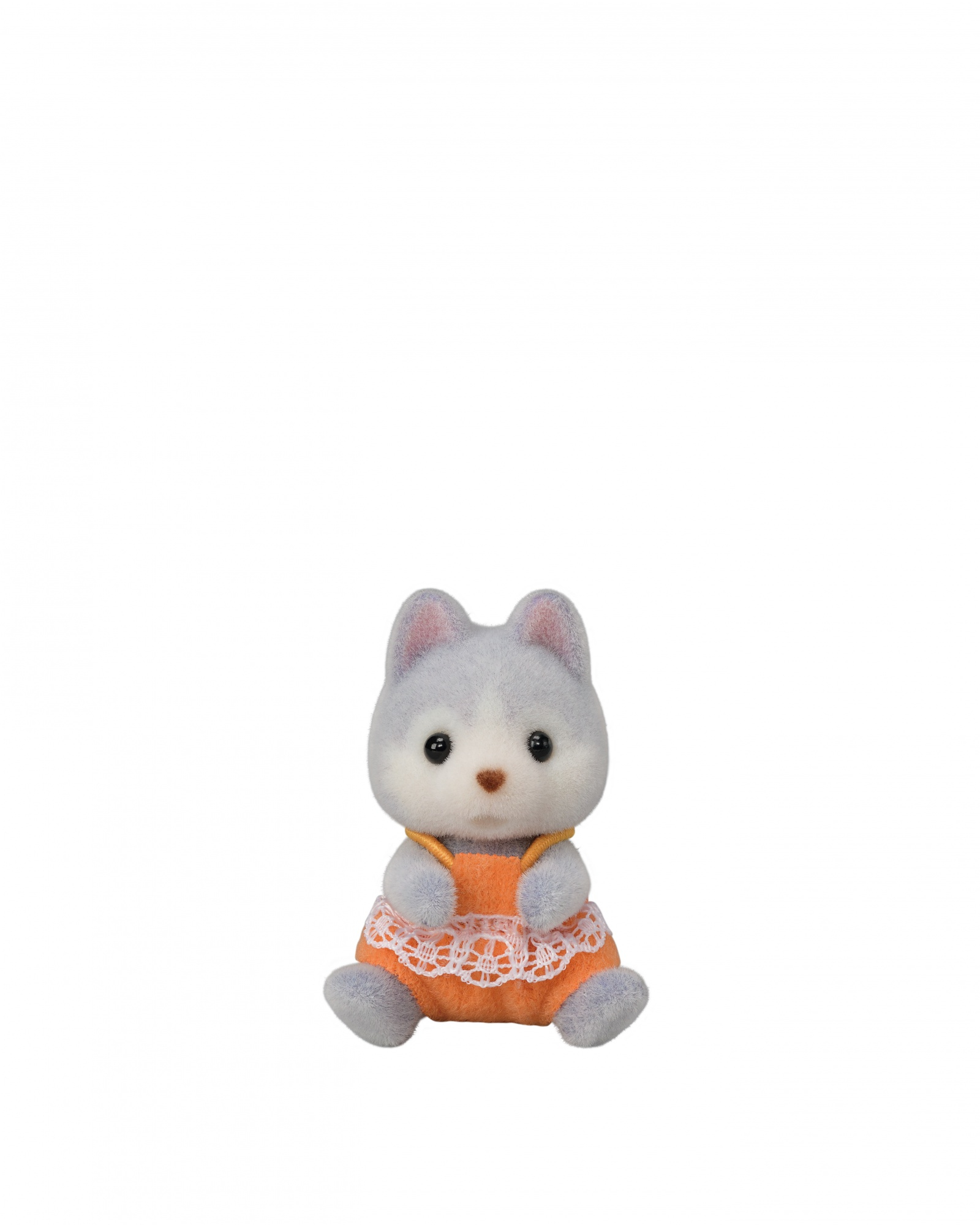 Eine graue Husky-Puppe sitzt und trägt ein orangefarbenes Kleid mit weißer Spitze. Sie hat schwarze Augen und eine braune Nase.