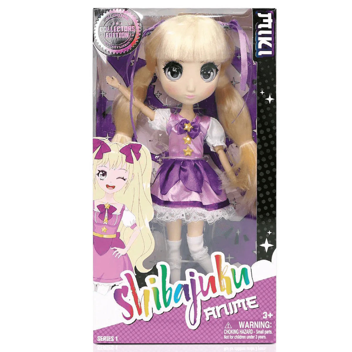Una muñeca en una caja. Pelo rubio, vestido morado y calcetines blancos. La caja tiene texto e imágenes estilo anime. La muñeca está dentro.