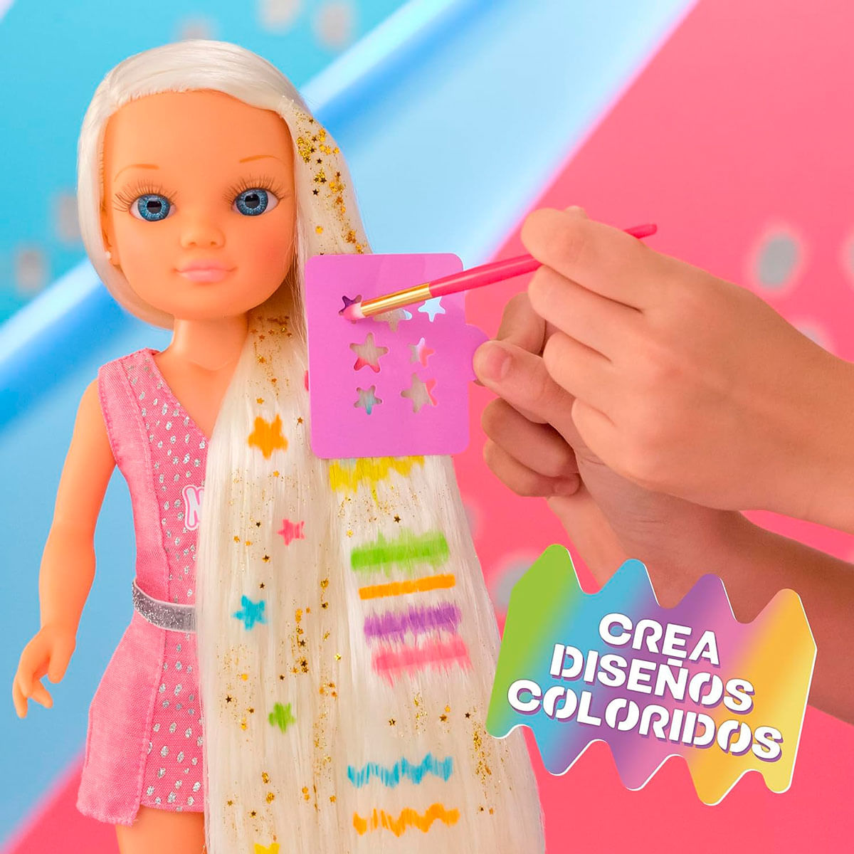 A una muñeca le están pintando el pelo con estrellas y colores usando una plantilla y un pincel rosa. El fondo es colorido.