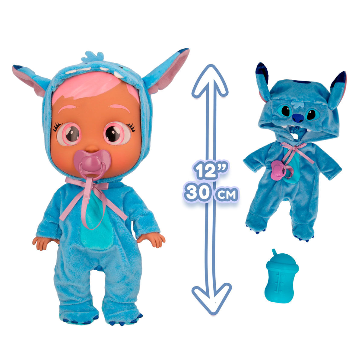 Muñeca con disfraz azul de Stitch con chupete, otro disfraz y biberón. Una flecha de medición muestra 12 pulgadas/30 cm.