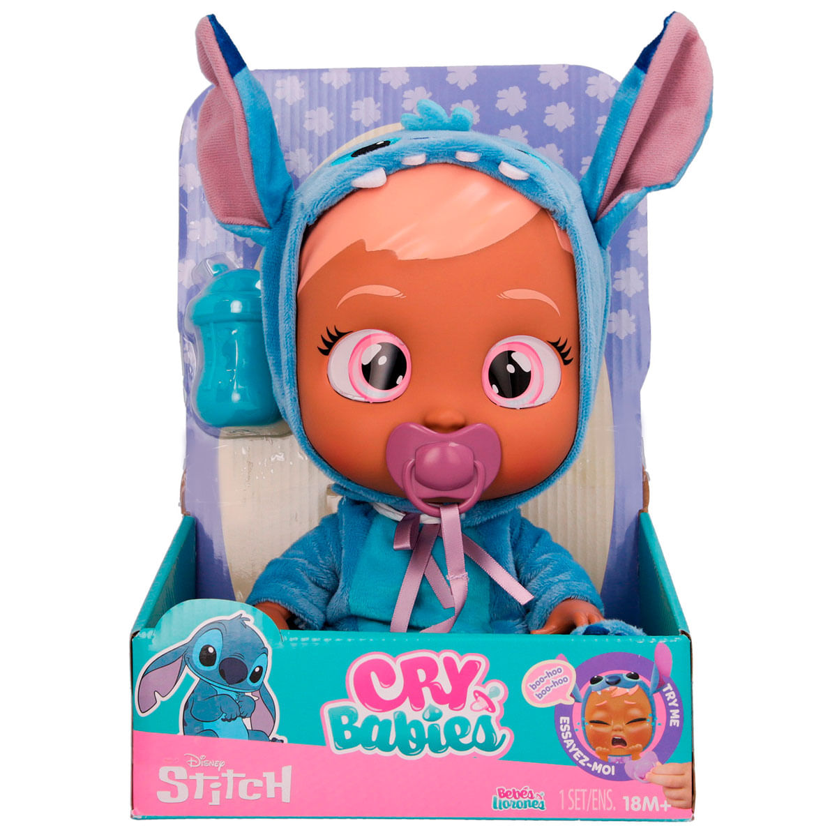 Una muñeca Cry Babies con disfraz de Stitch. Tiene chupete y está en una caja con las palabras 'Cry Babies' y 'Stitch'.