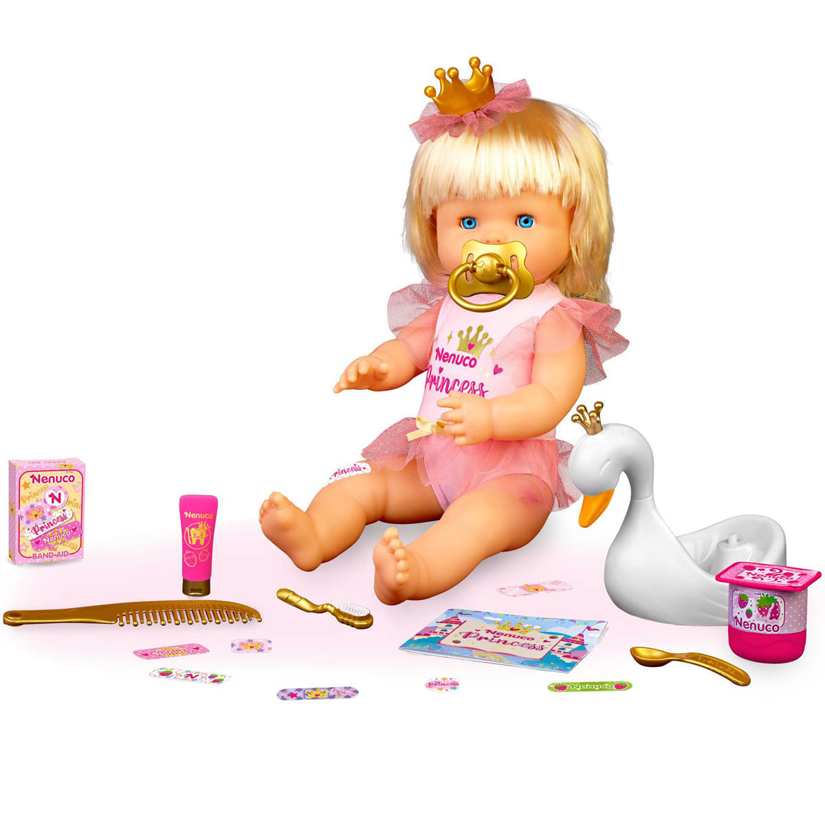 Una muñeca bebé con pelo rubio, chupete y corona, rodeada de juguetes como un cisne, peine y curitas.