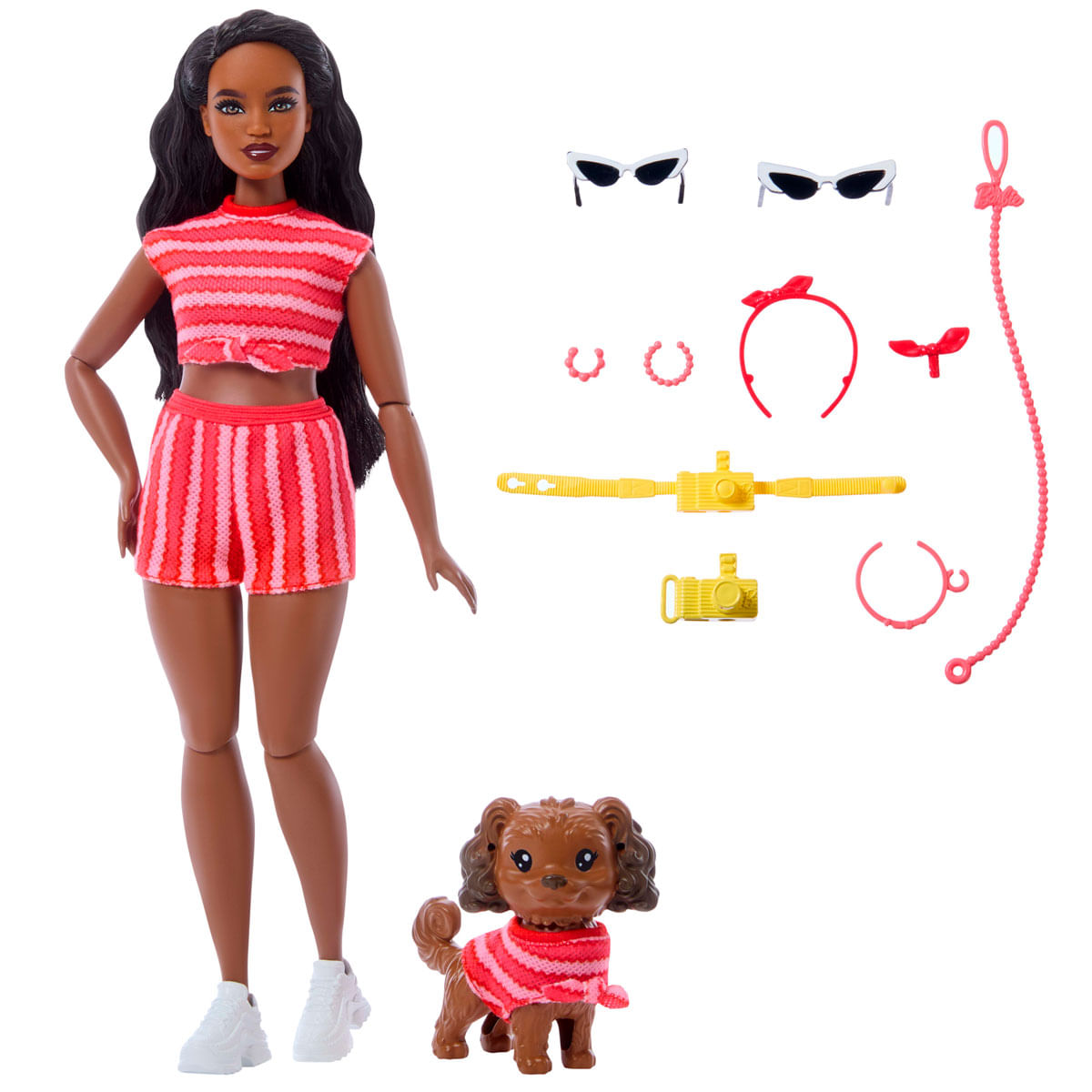 Una muñeca Barbie con accesorios, con un atuendo a rayas rosas y rojas y zapatos blancos, con un perro y otros accesorios.