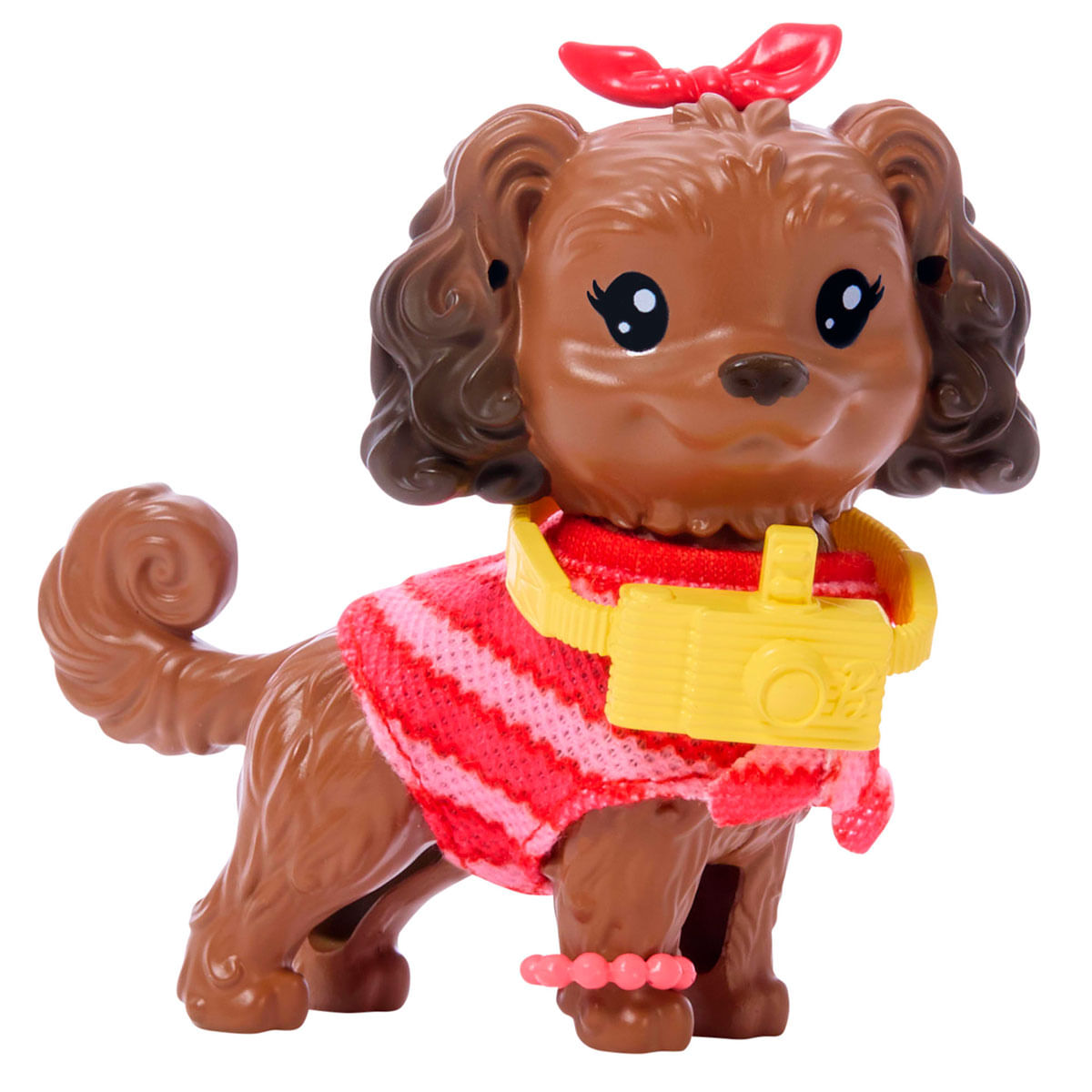 Un perro de juguete marrón con un lazo rojo, un suéter a rayas rosas y rojas, una cámara amarilla y una pulsera de cuentas rosas. Fondo blanco.