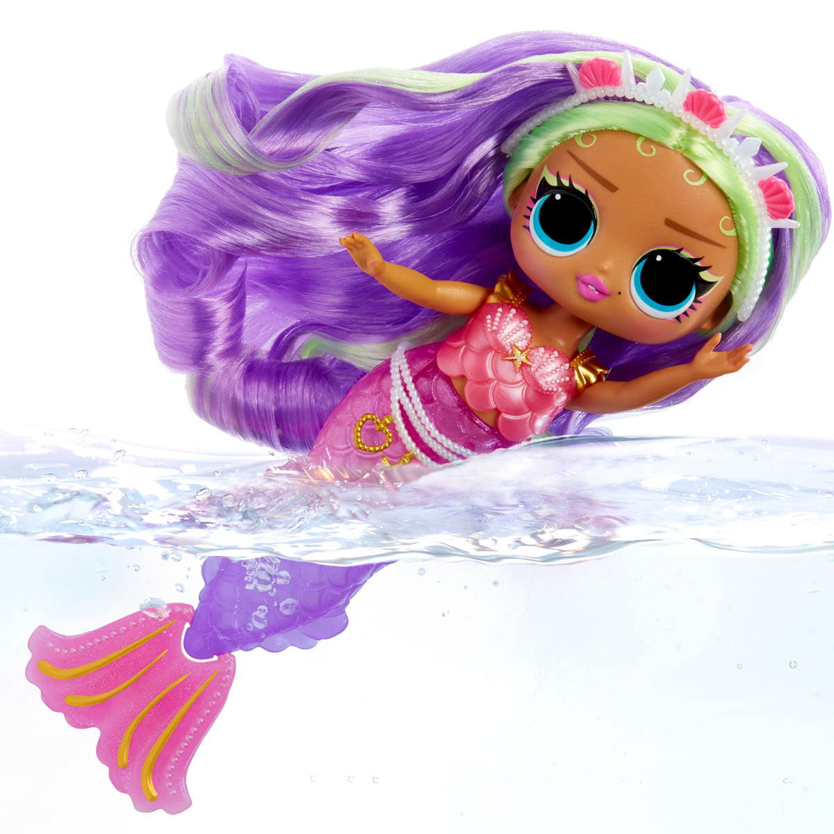 Lalka syrenka z fioletowymi włosami i różowym ogonem jest zanurzona w wodzie. Ma niebieskie oczy i różowy top z koroną.